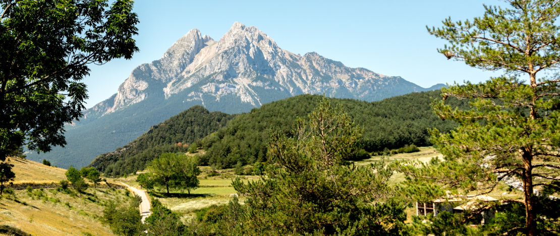 Vista da montanha de Pedraforca no Parque Natural de Serres de Cadí-Moixeró, em Barcelona, Catalunha. Vista da montanha de Pedraforca no Parque Natural de Serres de Cadí-Moixeró, em Barcelona, Catalunha.