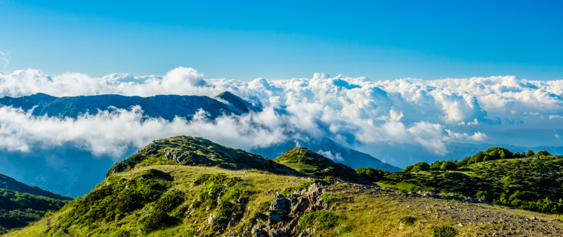 Vista do topo da montanha de Matagalls no Parque Natural do Montseny, em  Barcelona, Catalunha Vista do topo da montanha de Matagalls no Parque Natural do Montseny, em  Barcelona, Catalunha