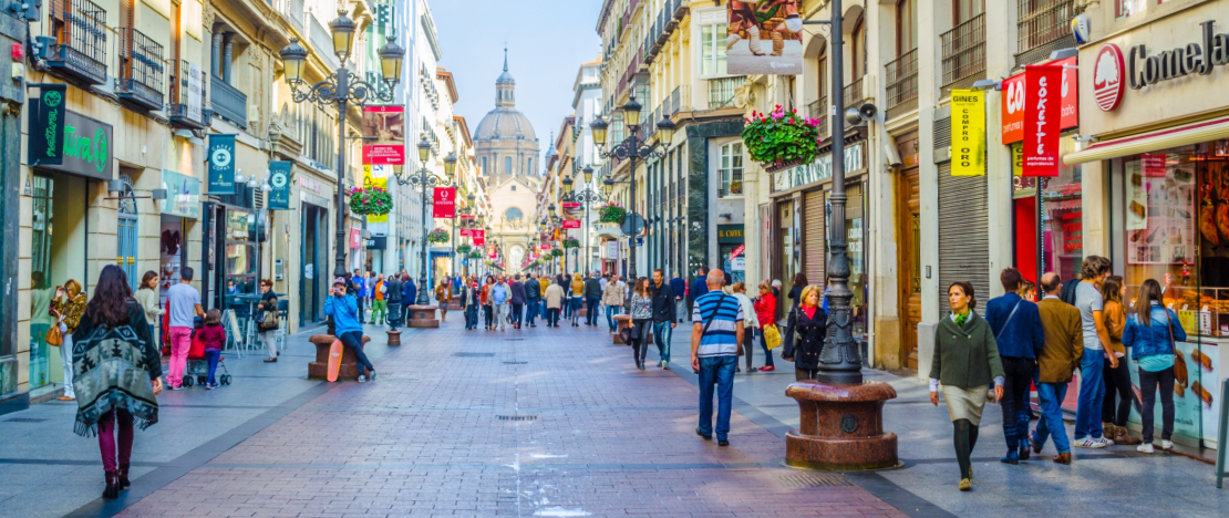 Turyści spacerujący ulicą Alfonso I w Saragossie, Aragonia Turyści spacerujący ulicą Alfonso I w Saragossie, Aragonia