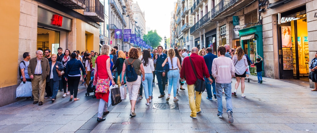 Turyści na ulicy Portal de l'Àngel w Barcelonie, Katalonia Turyści na ulicy Portal de l'Àngel w Barcelonie, Katalonia
