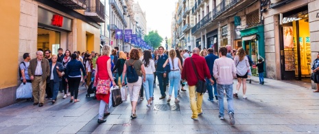 Tourists in calle Portal de l'Àngel in Barcelona, Catalonia