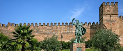 Alcazaba w Badajoz i pomnik Ibn Marwána, założyciela miasta