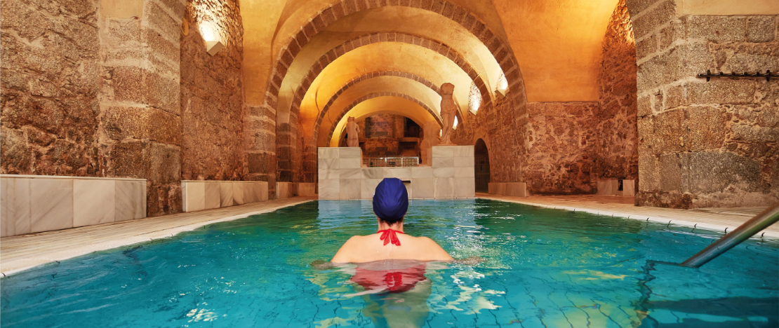 Un turista nella piscina termale di Baños de Montemayor a Cáceres, Estremadura Un turista nella piscina termale di Baños de Montemayor a Cáceres, Estremadura