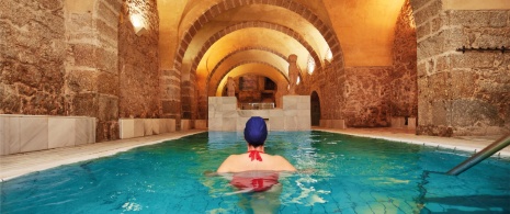 Un touriste dans la piscine thermale de Baños de Montemayor à Cáceres, Estrémadure