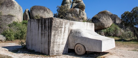 Скульптура Фостелла в природном заповеднике Лос-Барруэкос. Скульптура Фостелла в природном заповеднике Лос-Барруэкос.