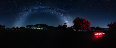 Nocny widok z Anillo de Granadilla w Cáceres, Estremadura