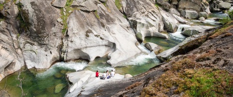 Природные бассейны Ла-Гарганта-де-лос-Инфьернос в долине Херте, Эстремадура.