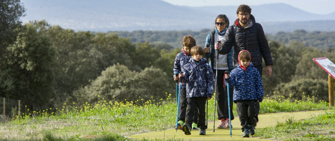 Une famille se promène sur la Voie Verte de Monfragüe, Cáceres Une famille se promène sur la Voie Verte de Monfragüe, Cáceres