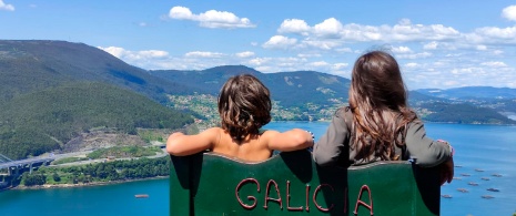 Ławka w punkcie widokowym Campo de Rata w Cedeirze w prowincji Pontevedra, Galicja