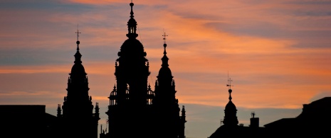 Очертания Кафедрального собора Святого Иакова в Сантьяго на закате