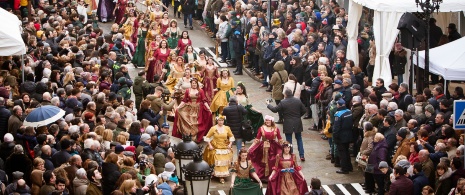 ラリン（ガリシア州ポンテベドラ県）の「コシード祭り」で行われる、山車やマーチングバンド、舞踊グループによるパレード