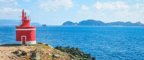 Latarnia morska na Punta Robaleira w Cangas, Pontevedra