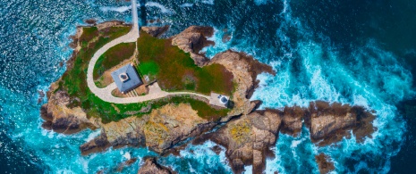 Antiguo faro en la Isla Pancha de Ribadeo en Lugo, Galicia