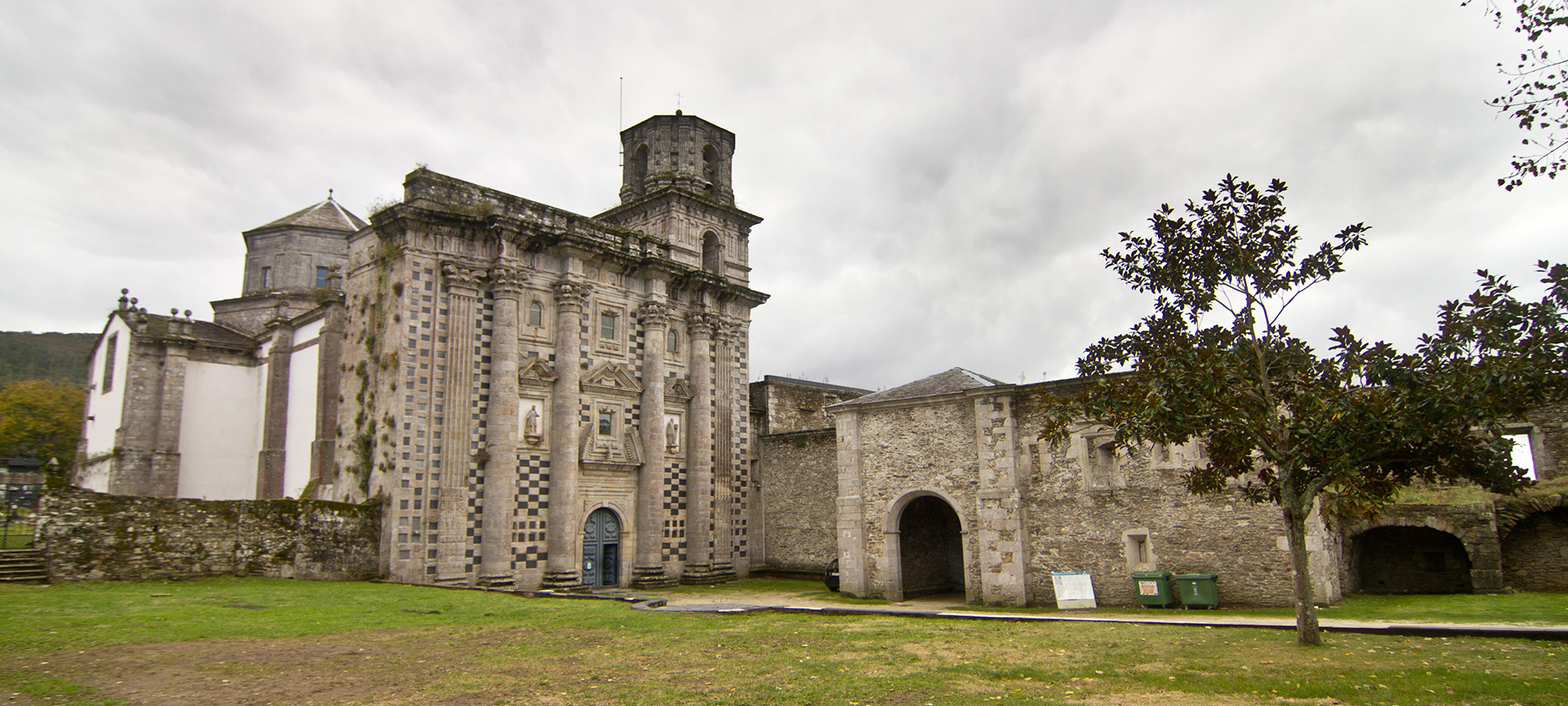 Vista del monasterio de Santa María de Monfero en Fragas de Eume Vista del monasterio de Santa María de Monfero en Fragas de Eume