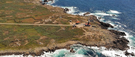 Widok z lotu ptaka na latarnię morską w Corrubedo, A Coruña