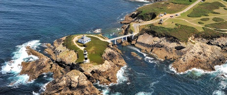 Vista aérea do farol de Isla Pancha, Lugo