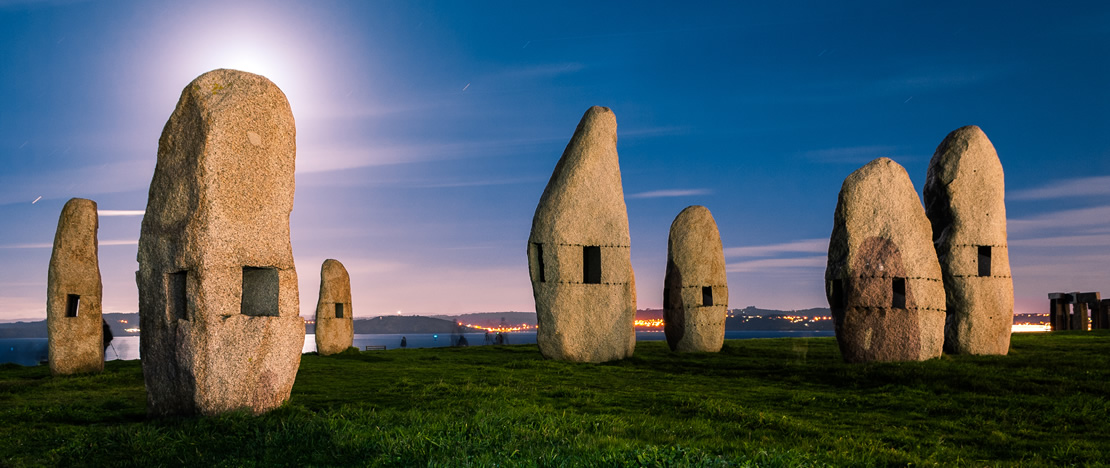 «Менгиры за мир» рядом с Башней Геркулеса в Ла-Корунье