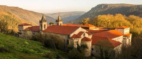 ガリシア州オウレンセにあるサント・エステボ・デ・リバス・デ・シル修道院の眺め