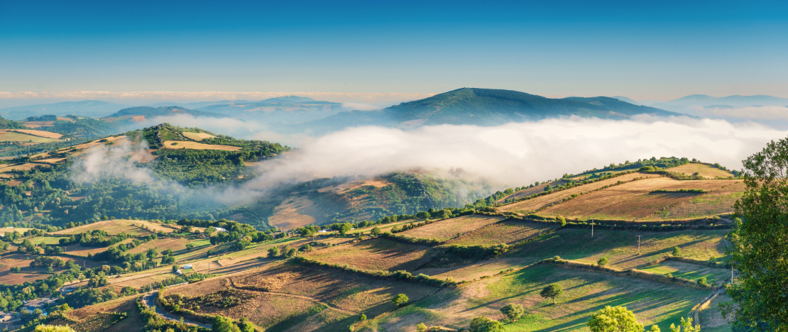 Blick auf das Wolkenmeer in der Gegend von O Cebreiro in Lugo, Galicien Blick auf das Wolkenmeer in der Gegend von O Cebreiro in Lugo, Galicien