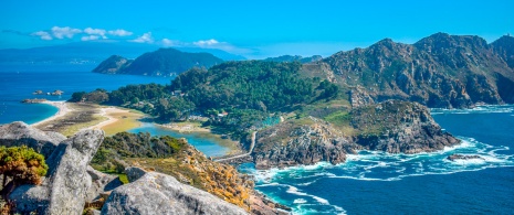 Widoki na plaże i klify Parku Narodowego Wysp Atlantyckich w Galicji