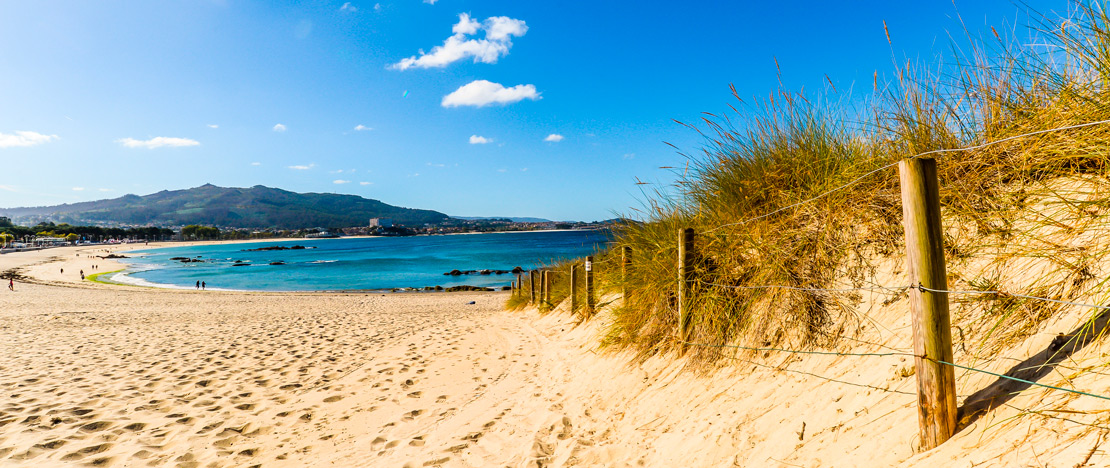 Вид на пляж по другую сторону приморского бульвара Самиль в Виго Вид на пляж по другую сторону приморского бульвара Самиль в Виго
