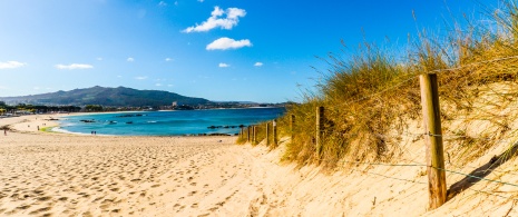 Blick auf den Strand auf der anderen Seite der Uferpromenade von Samil in Vigo