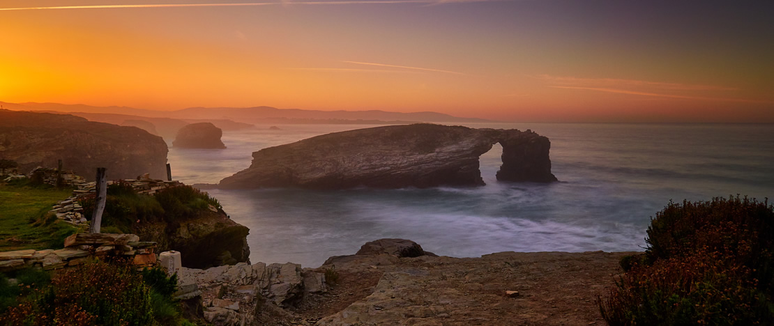 La spiaggia di Las Catedrales al tramonto. Lugo La spiaggia di Las Catedrales al tramonto. Lugo