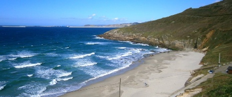 Widok na plażę Combouzas de Arteixo w La Coruña, Galicja