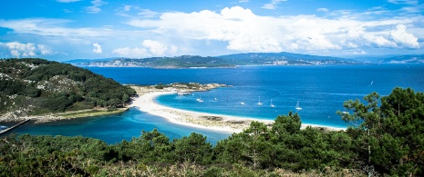 Widok na plażę Rodas na Wyspach Cíes, Galicja
