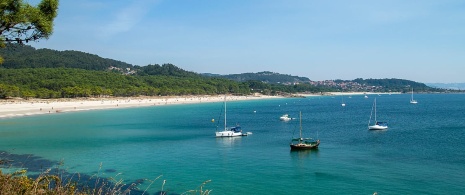 Sailing boats at anchor in the Rías Baixas en Pontevedra, Galicia