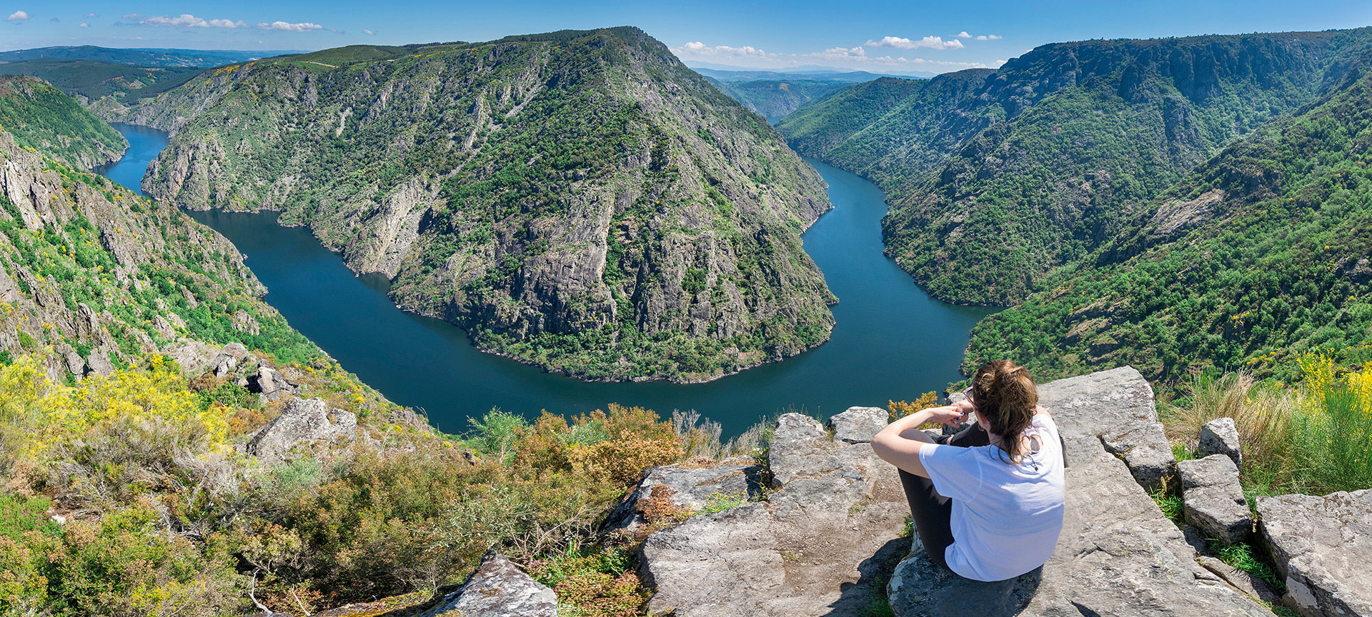 Turista observando el rio Sil desde un mirador en la Ribeira Sacra Turista observando el rio Sil desde un mirador en la Ribeira Sacra