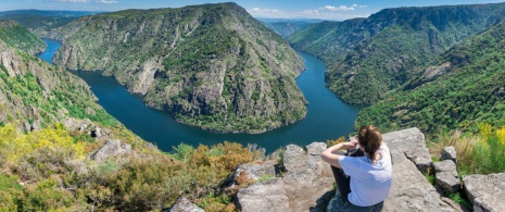 Un turista osserva il fiume Sil da un belvedere della Ribeira Sacra