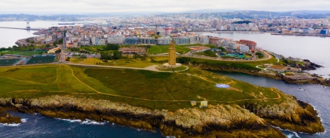 ガリシア州ア・コルーニャ市にあるヘラクレスの塔と市街地の眺め