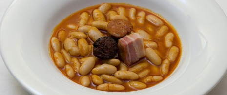 Ein Teller asturianische Bohnensuppe im Parador de Cangas de Onís