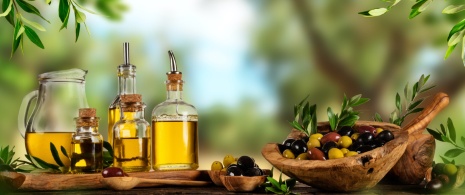 Detalhe de azeite de oliva e azeitonas