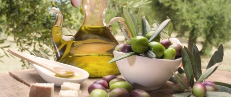 Aceite de oliva y aceitunas
