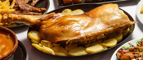 Жареный молочный поросенок с картофелем Жареный молочный поросенок с картофелем