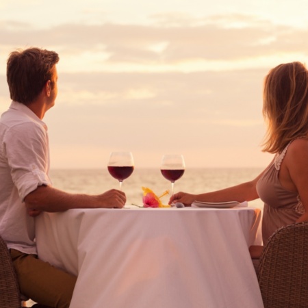 Pärchen bei einem Glas Wein am Meer