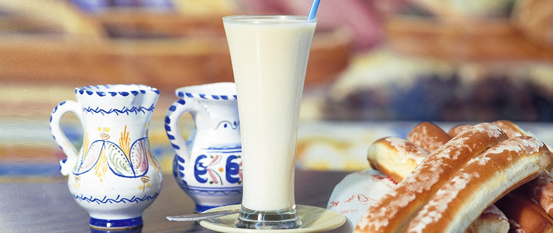 Verre de horchata et fartons Verre de horchata et fartons