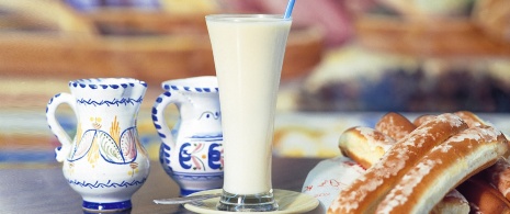 Bicchiere di horchata e fartons