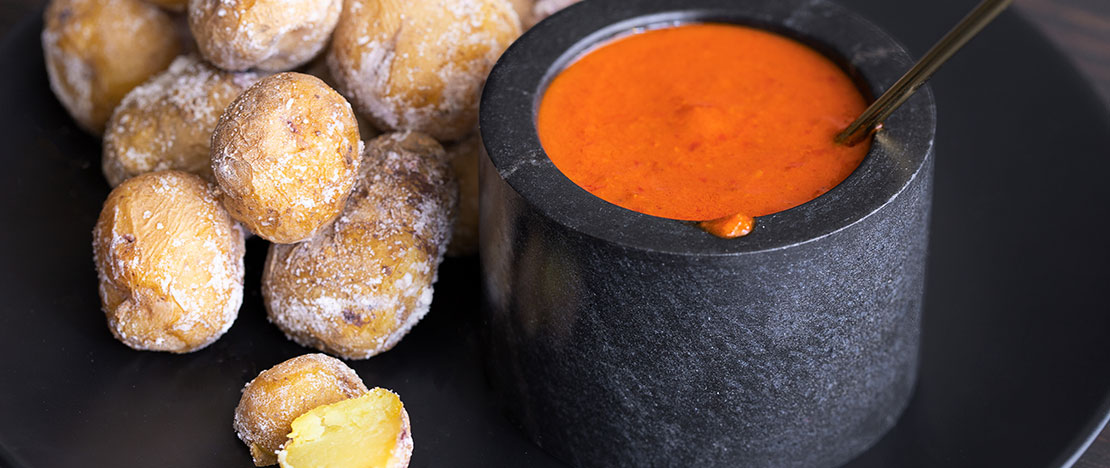 Batatas enrugadas com Mojo Picón