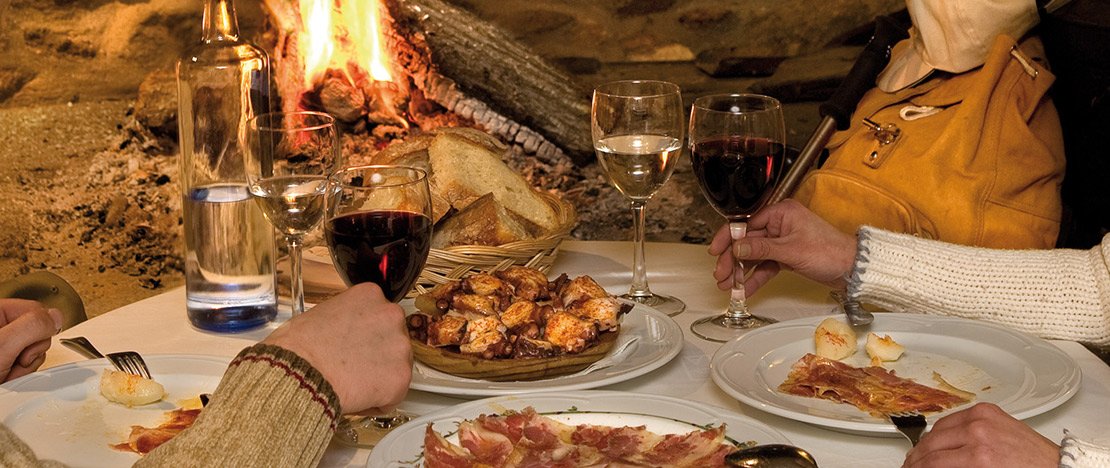 Ein Paar genießt Wein und verschiedene Tapas Ein Paar genießt Wein und verschiedene Tapas