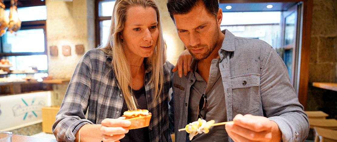 سائحون يتناولون المقبلات في إسبانيا 