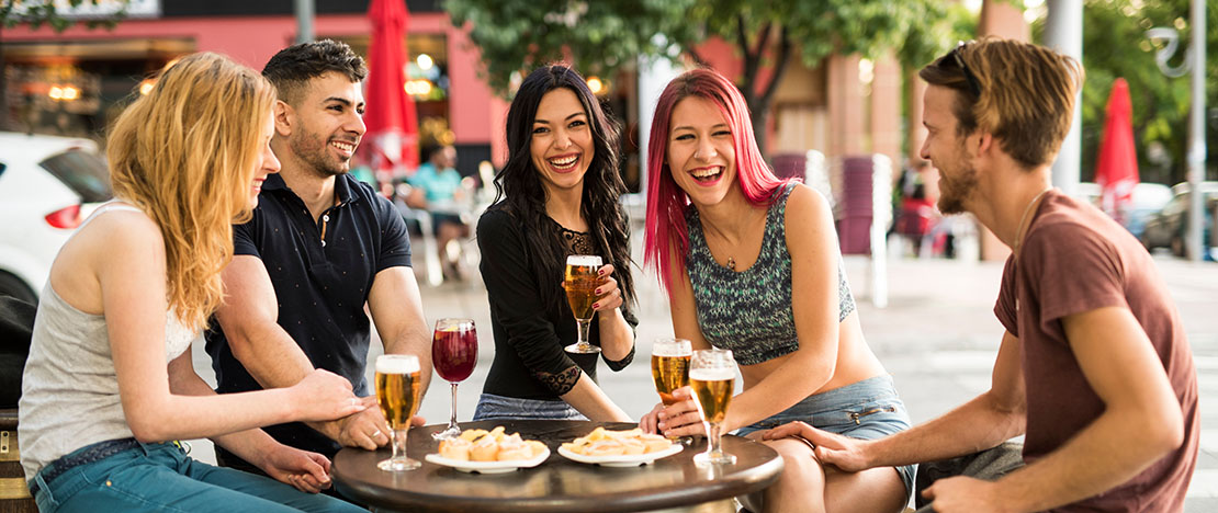 Des touristes font la tournée des tapas en Espagne Des touristes font la tournée des tapas en Espagne