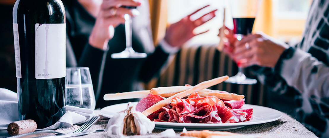 Tapas de jamón e vinho tinto Tapas de jamón e vinho tinto