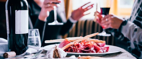 Tapas de jamón e vinho tinto