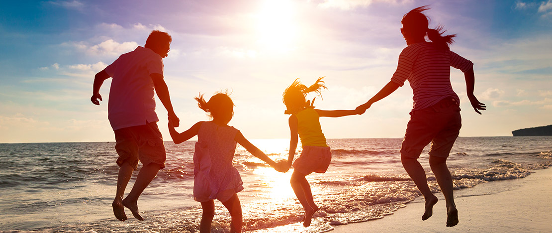 Família se divertindo na praia durante o fim de tarde Família se divertindo na praia durante o fim de tarde