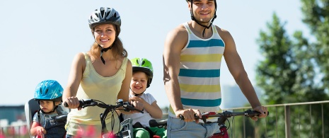 Família de turistas com meninas em uma rota de bicicleta Família de turistas com meninas em uma rota de bicicleta