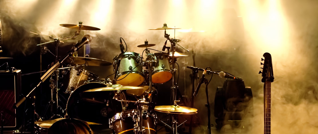 Instrumentos musicales en un escenario Instrumentos musicales en un escenario