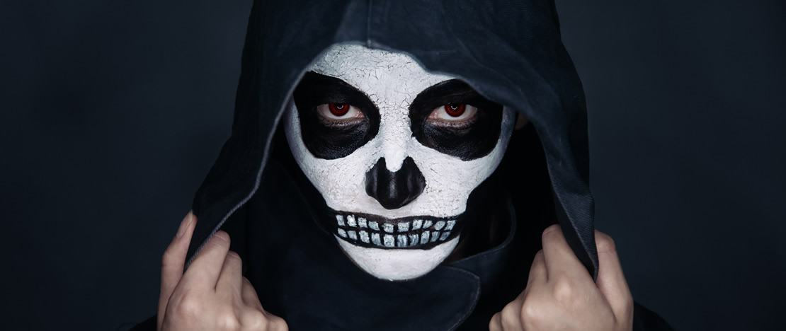 Femme avec maquillage de squelette Femme avec maquillage de squelette